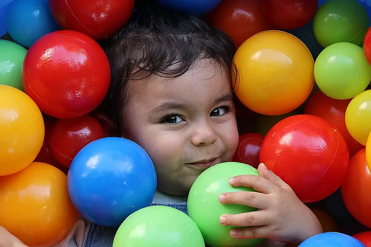 Criança brincando de massinha, um brinquedo acessível no Brasil