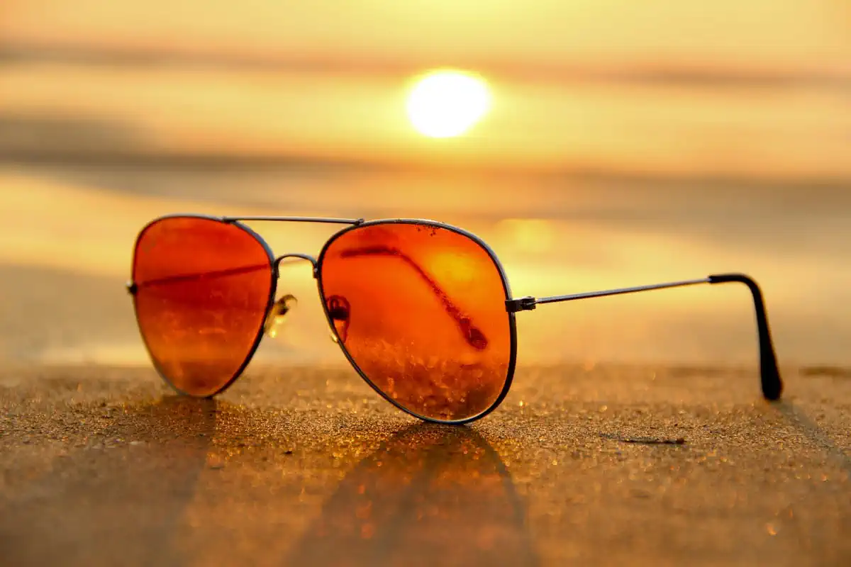 Óculos de Sol com pôr do Sol ao fundo